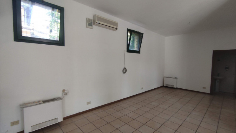 AFFITTO a Campo San Martino in ottima posizione in centro a Marsango NEGOZIO di circa 50 mq al pi...