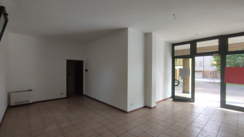 AFFITTO a Campo San Martino in ottima posizione in centro a Marsango NEGOZIO di circa 50 mq al pi...