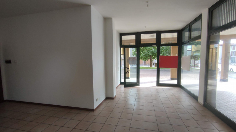 AFFITTO a Campo San Martino in ottima posizione in centro a Marsango NEGOZIO di circa 50 mq al pi...