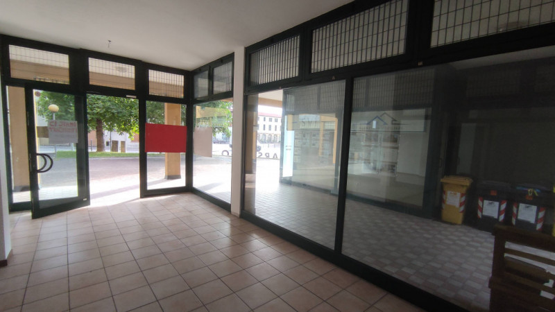 AFFITTO a Campo San Martino in ottima posizione in centro a Marsango NEGOZIO di circa 50 mq al pi...