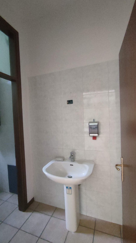 AFFITTO a Campo San Martino in ottima posizione in centro a Marsango NEGOZIO di circa 50 mq al pi...