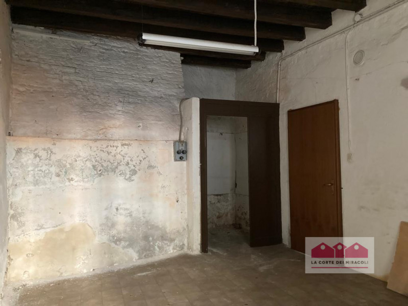 CORSO PADOVA: CASA INDIPENDENTE DA RISTRUTTURARE CON GIARDINO PRIVATO E ANDRONE PRIVATO. EURO 350...