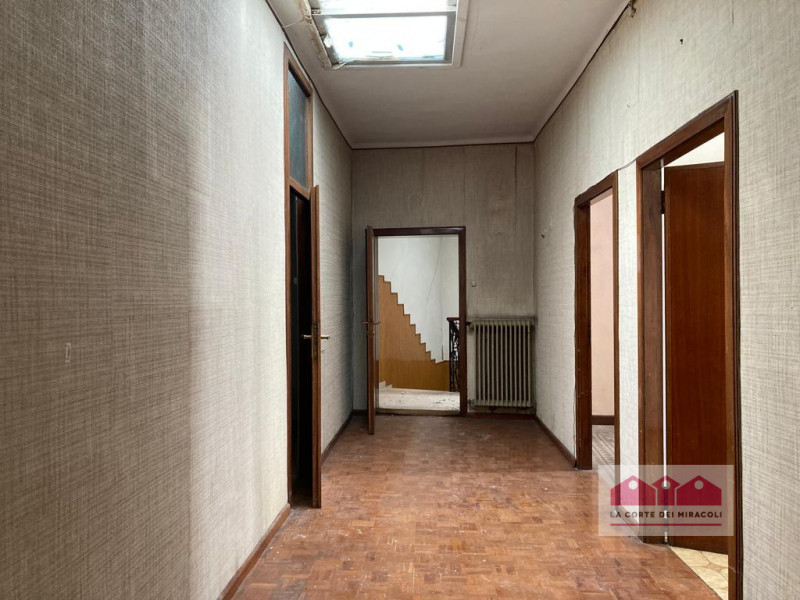 CORSO PADOVA: CASA INDIPENDENTE DA RISTRUTTURARE CON GIARDINO PRIVATO E ANDRONE PRIVATO. EURO 350...