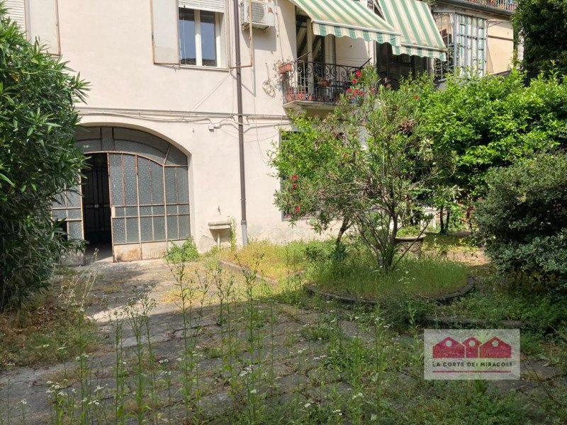 CORSO PADOVA: CASA INDIPENDENTE DA RISTRUTTURARE CON GIARDINO PRIVATO E ANDRONE PRIVATO. EURO 350...
