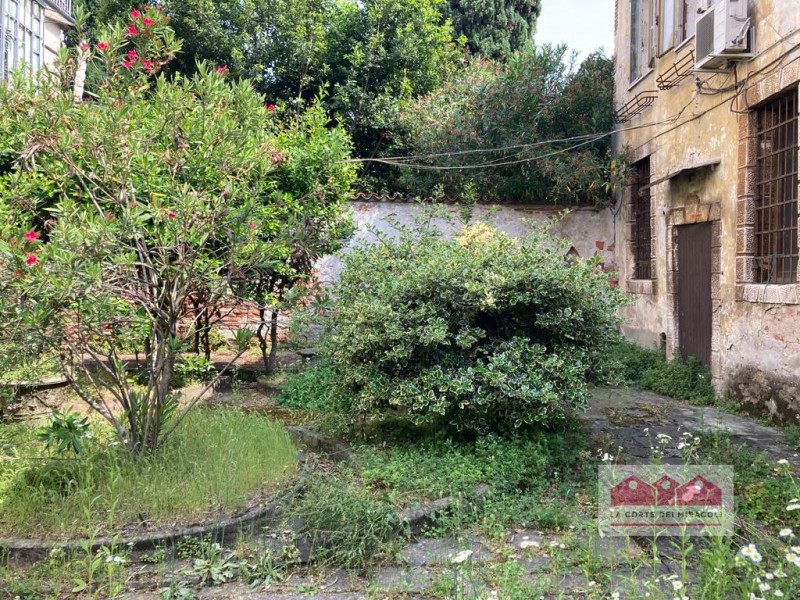 CORSO PADOVA: CASA INDIPENDENTE DA RISTRUTTURARE CON GIARDINO PRIVATO E ANDRONE PRIVATO. EURO 350...