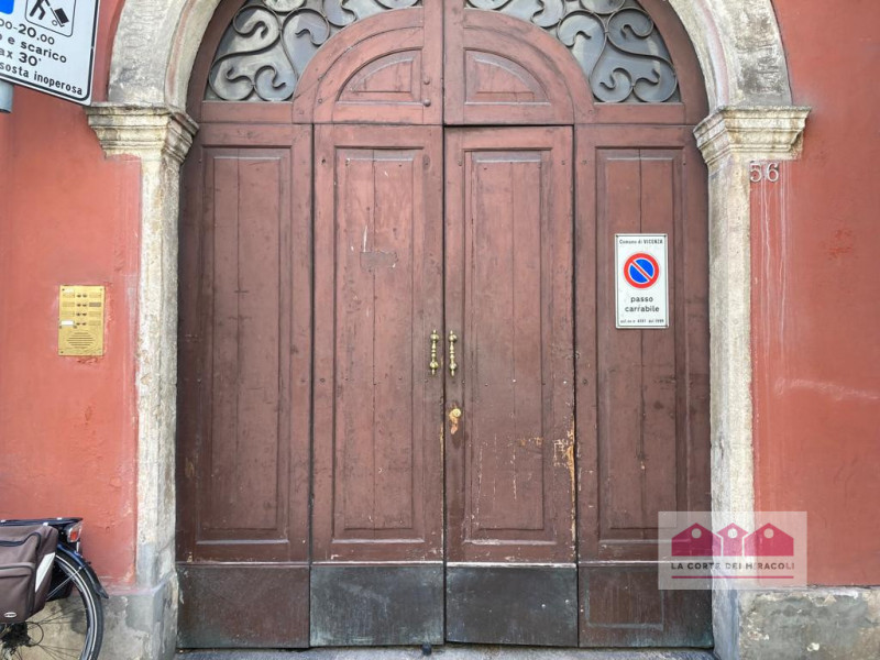 CORSO PADOVA: CASA INDIPENDENTE DA RISTRUTTURARE CON GIARDINO PRIVATO E ANDRONE PRIVATO. EURO 350...