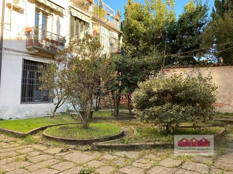 CORSO PADOVA: CASA INDIPENDENTE DA RISTRUTTURARE CON GIARDINO PRIVATO E ANDRONE PRIVATO. EURO 350...