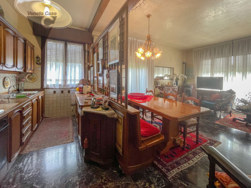 Proponiamo in vendita complesso residenziale composto da due unità abitative e ampio laboratorio....