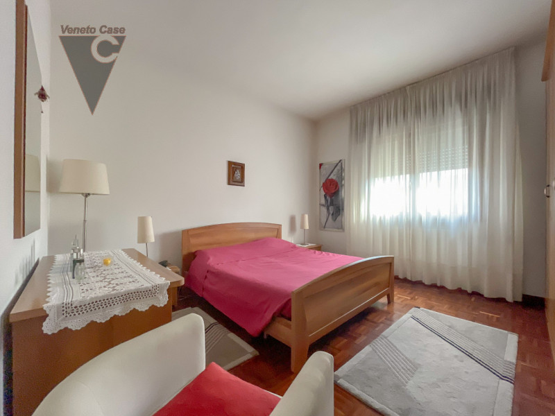 Proponiamo in vendita complesso residenziale composto da due unità abitative e ampio laboratorio....