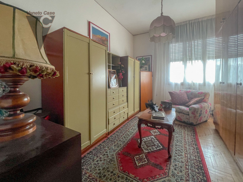 Proponiamo in vendita complesso residenziale composto da due unità abitative e ampio laboratorio....