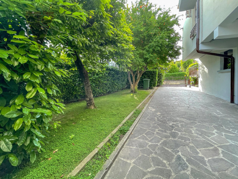 Proponiamo in vendita complesso residenziale composto da due unità abitative e ampio laboratorio....