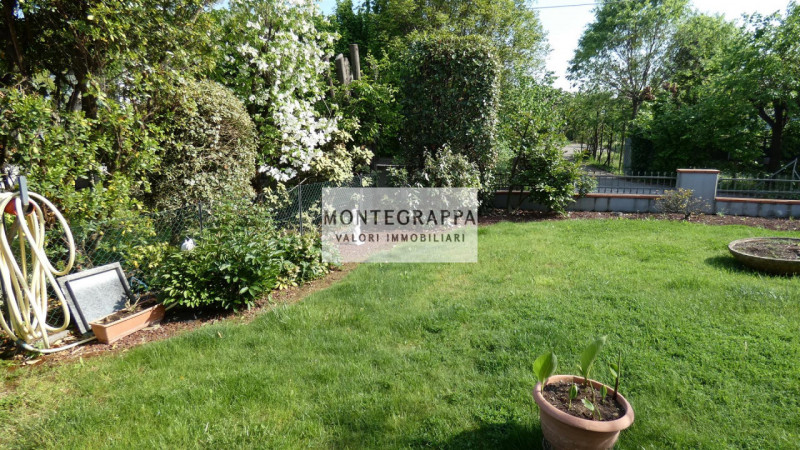 Rif. C-0791

In zona non lontano dal centro del paese, proponiamo porzione di casa bifamiliare di...