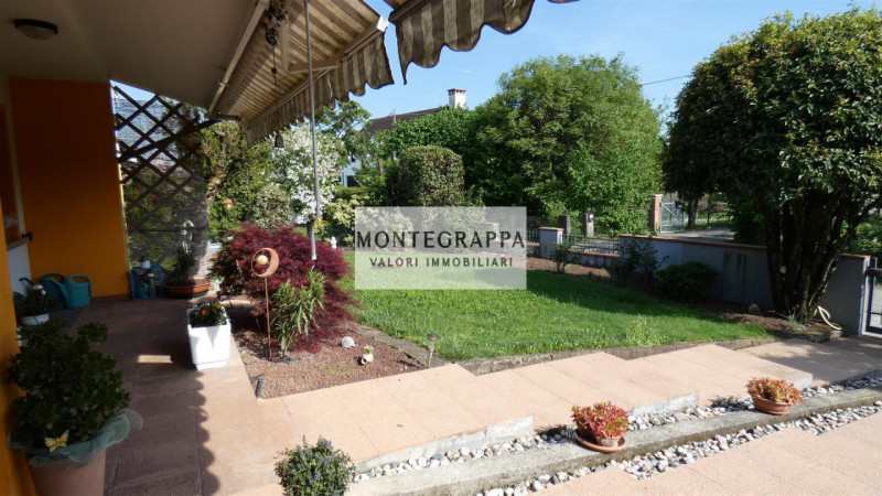 Rif. C-0791

In zona non lontano dal centro del paese, proponiamo porzione di casa bifamiliare di...