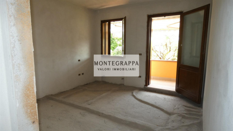 Rif. C-0791

In zona non lontano dal centro del paese, proponiamo porzione di casa bifamiliare di...