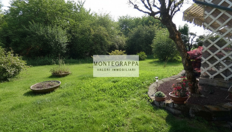 Rif. C-0791

In zona non lontano dal centro del paese, proponiamo porzione di casa bifamiliare di...