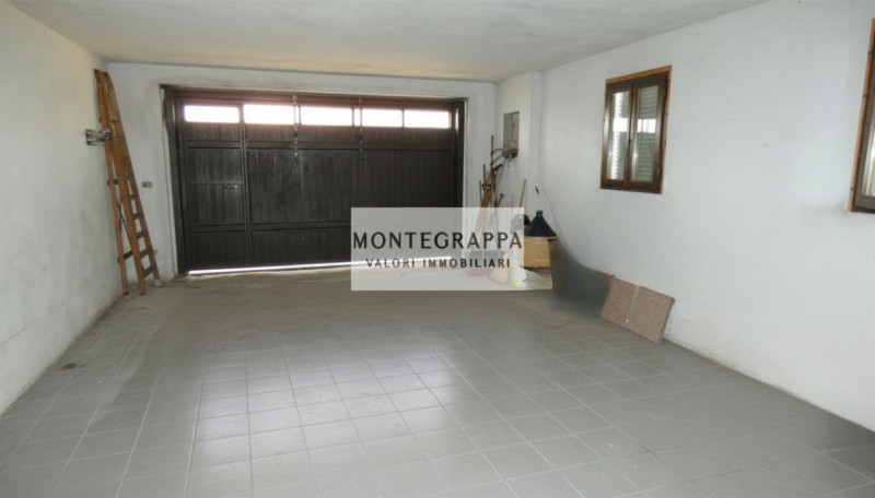 Rif. C-0791

In zona non lontano dal centro del paese, proponiamo porzione di casa bifamiliare di...