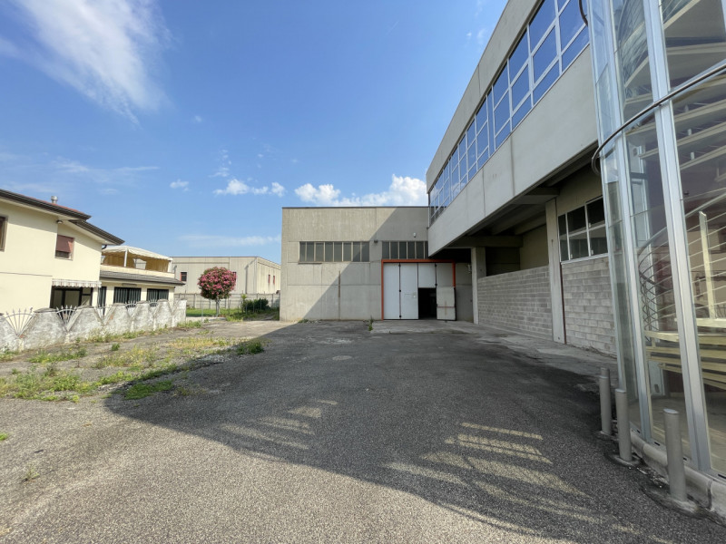 RUBANO proponiamo in locazione una porzione di capannone con H. 6,10 ml, categoria catastale D/7 ...