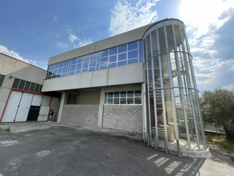 RUBANO proponiamo in locazione una porzione di capannone con H. 6,10 ml, categoria catastale D/7 ...