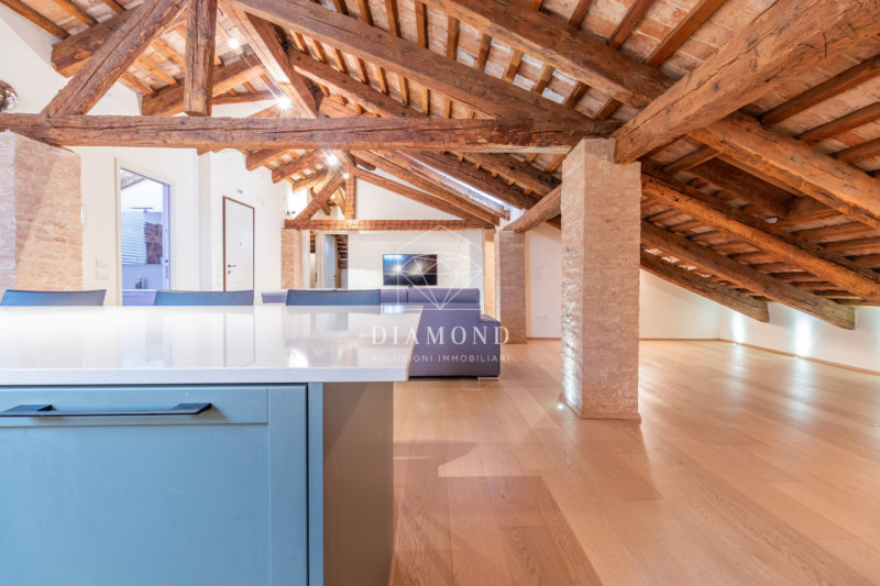 DISPONIBILE DAL 01 APRILE 2026.
Falzè di Trevignano: inserito in un curato e piacevole contesto i...