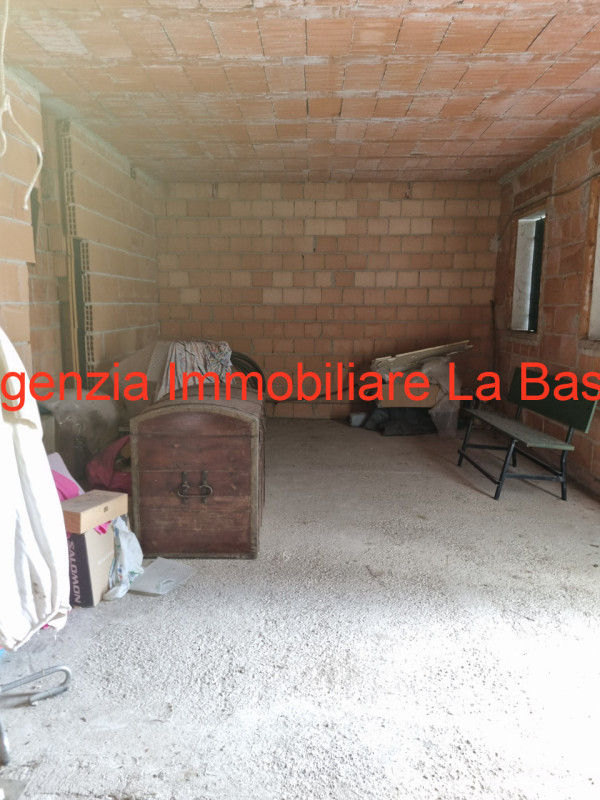 Casa singola con oltre 5000 mq. di terreno costruita attorno agli anni '80 disposta in due piani ...