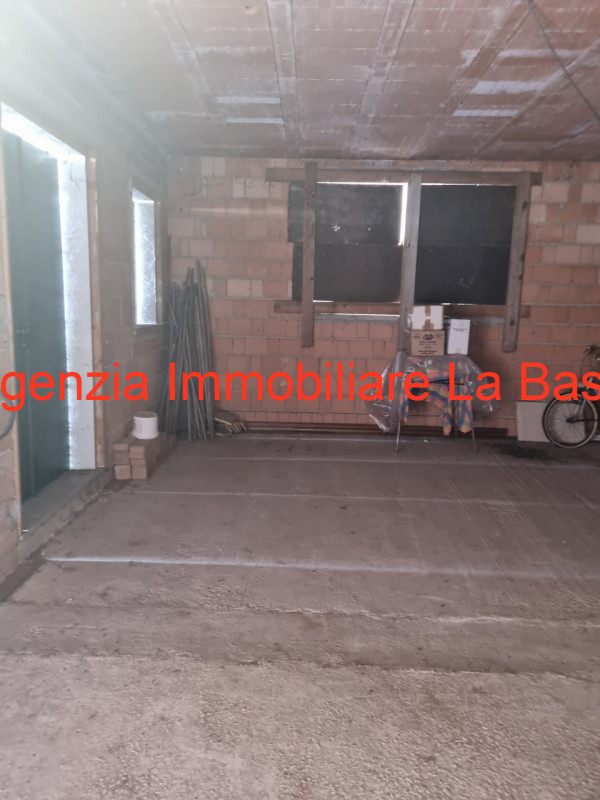 Casa singola con oltre 5000 mq. di terreno costruita attorno agli anni '80 disposta in due piani ...