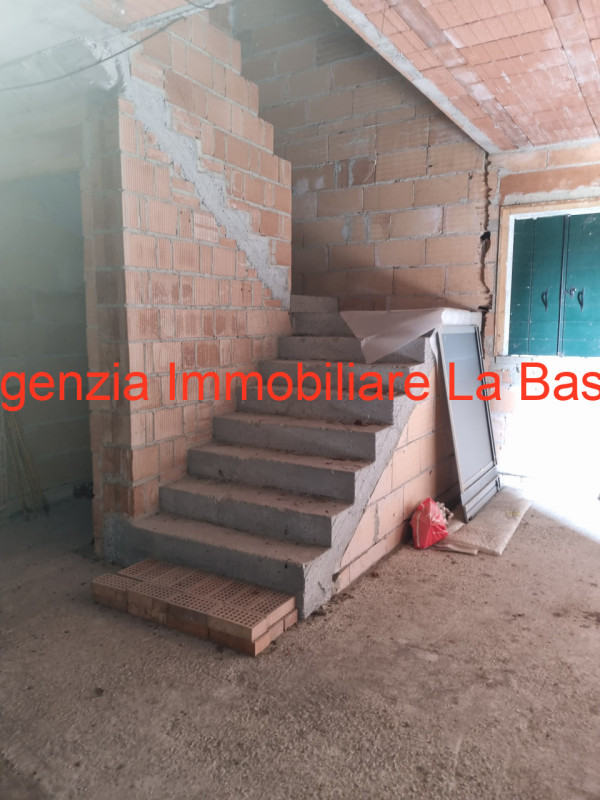 Casa singola con oltre 5000 mq. di terreno costruita attorno agli anni '80 disposta in due piani ...