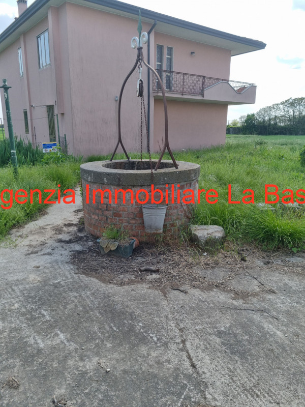 Casa singola con oltre 5000 mq. di terreno costruita attorno agli anni '80 disposta in due piani ...