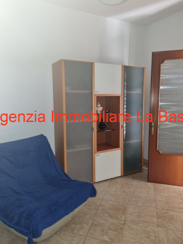 Casa singola con oltre 5000 mq. di terreno costruita attorno agli anni '80 disposta in due piani ...