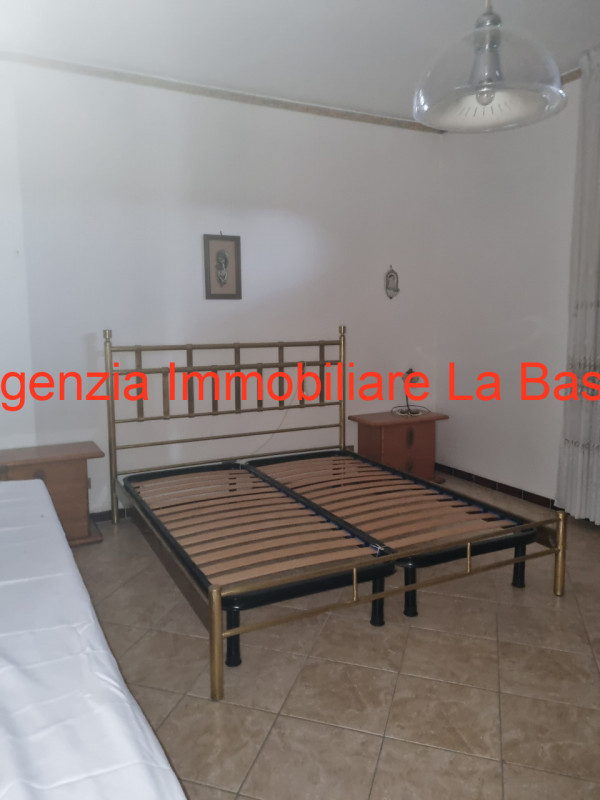 Casa singola con oltre 5000 mq. di terreno costruita attorno agli anni '80 disposta in due piani ...