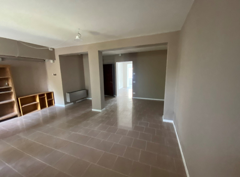 Proponiamo in locazione un prestigioso negozio/ufficio al piano terra di circa 80 mq, situato nel...