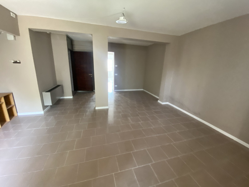 Proponiamo in locazione un prestigioso negozio/ufficio al piano terra di circa 80 mq, situato nel...