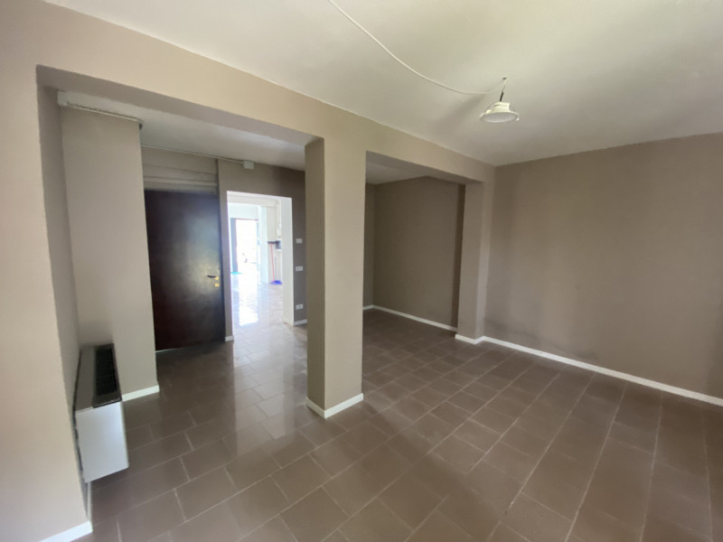 Proponiamo in locazione un prestigioso negozio/ufficio al piano terra di circa 80 mq, situato nel...