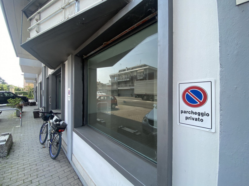 Proponiamo in locazione un prestigioso negozio/ufficio al piano terra di circa 80 mq, situato nel...