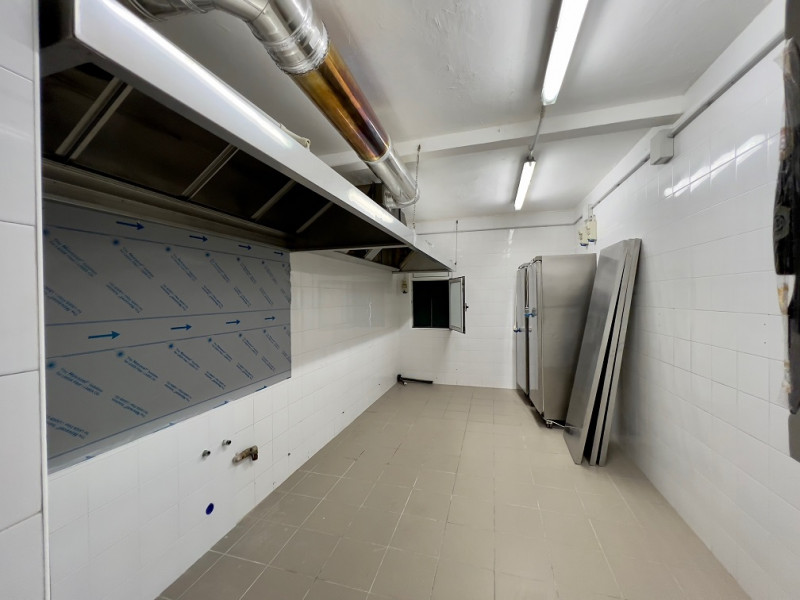 Affittasi RISTORANTE di circa 250 mq, disponibile da subito. Il Ristorante e' completamente arred...