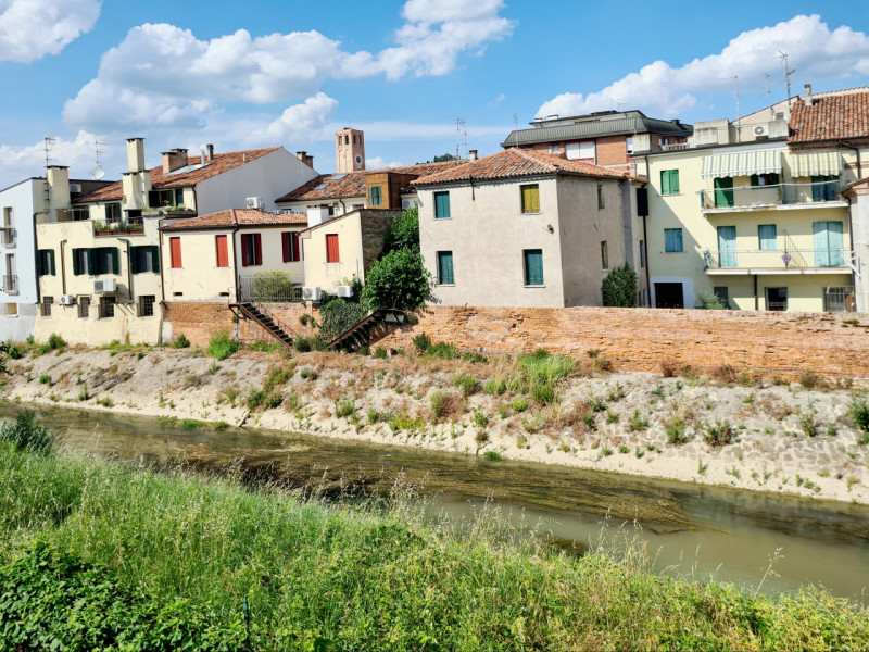Proponiamo in affitto, nel centro di Este, appartamento al primo piano sviluppato su due livelli....