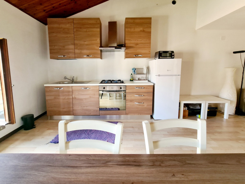 Proponiamo in affitto, nel centro di Este, appartamento al primo piano sviluppato su due livelli....