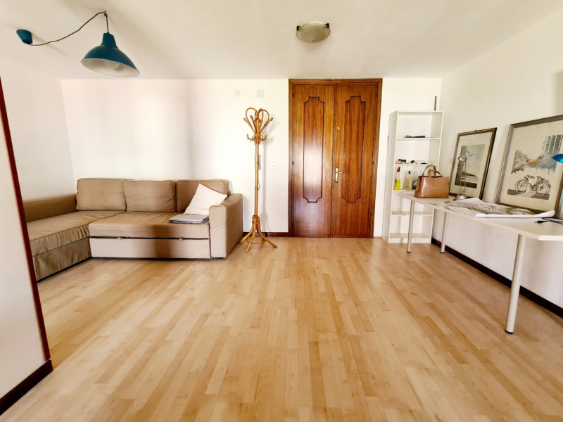 Proponiamo in affitto, nel centro di Este, appartamento al primo piano sviluppato su due livelli....