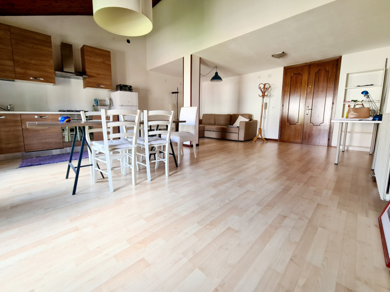 Proponiamo in affitto, nel centro di Este, appartamento al primo piano sviluppato su due livelli....