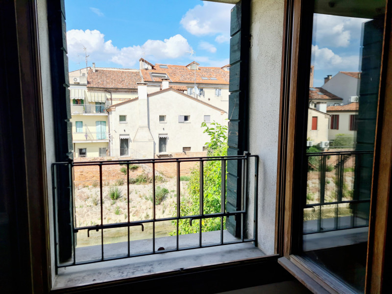 Proponiamo in affitto, nel centro di Este, appartamento al primo piano sviluppato su due livelli....