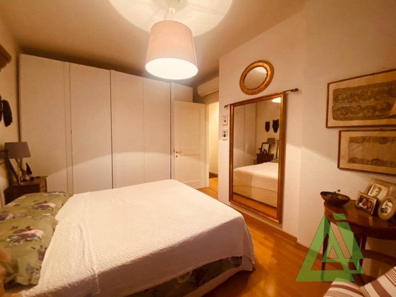 Proponiamo in vendita raffinato appartamento quadrilocale di circa 100 mq, situato al piano terra...