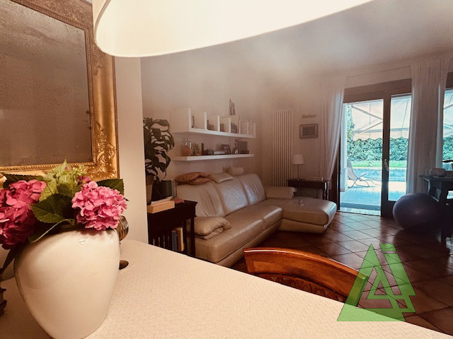 Proponiamo in vendita raffinato appartamento quadrilocale di circa 100 mq, situato al piano terra...