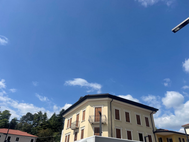 In zona centrale, comodissima e ben servita, proponiamo in palazzina storica in fase di ristruttu...