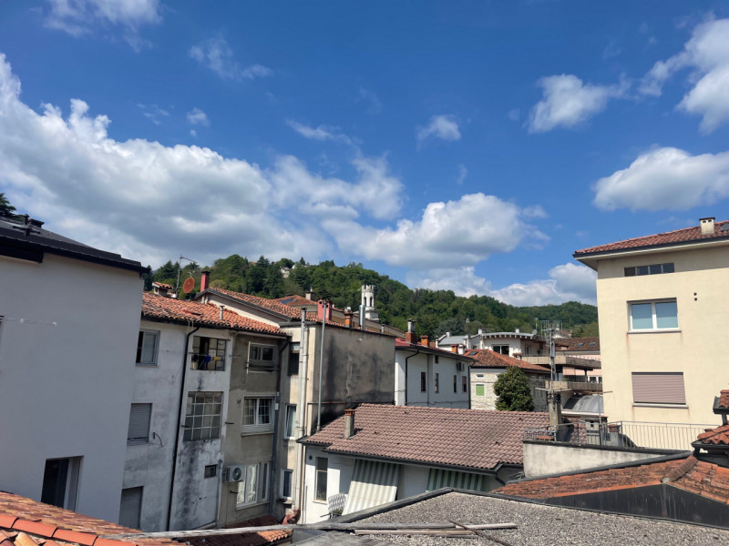 In zona centrale, comodissima e ben servita, proponiamo in palazzina storica in fase di ristruttu...
