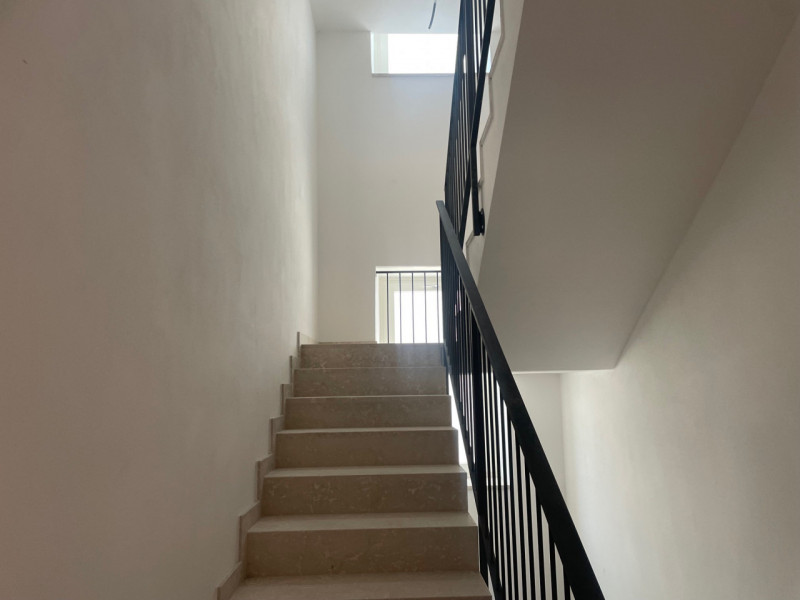 In zona centrale, comodissima e ben servita, proponiamo in palazzina storica in fase di ristruttu...