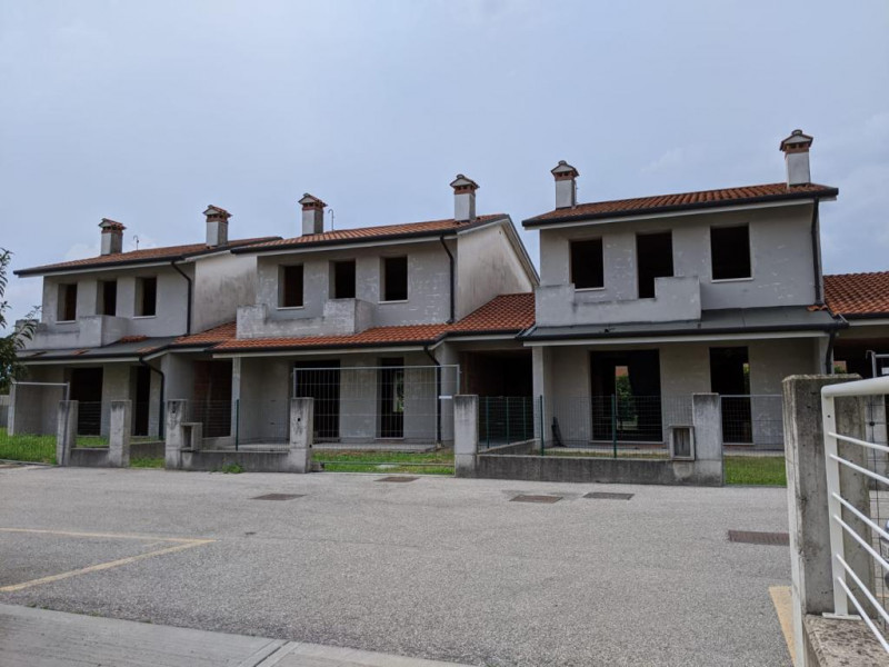 Casa su misura per te!
Tu scegli le finiture, noi le mettiamo in opera.
Schiera centrale in zona ...