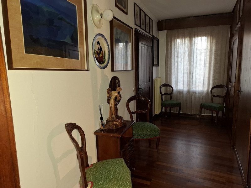 Scoprite questa affascinante residenza storica situata nel cuore di Nove, un comune ricco di stor...