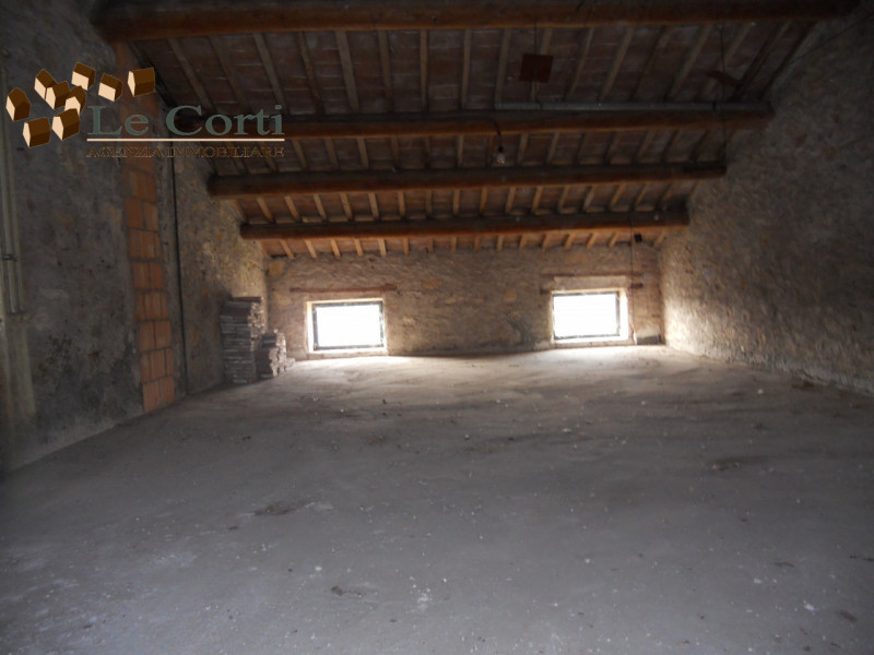 In posizione collinare e ben soleggiata, proponiamo in vendita un affascinante rustico in pietra ...