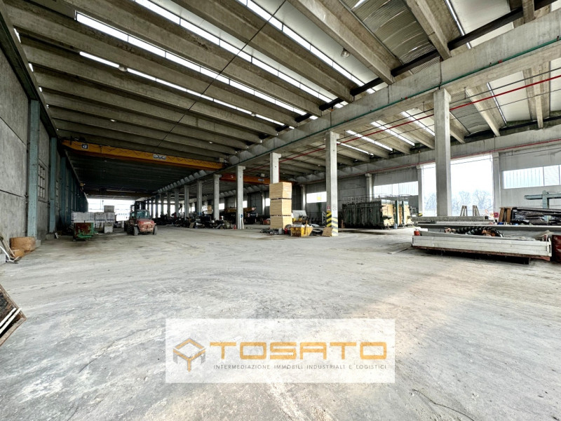 PADOVA NORD - Edificato su lotto semi-indipendente, capannone di 5.300mq, altezza 12,00m, servito...