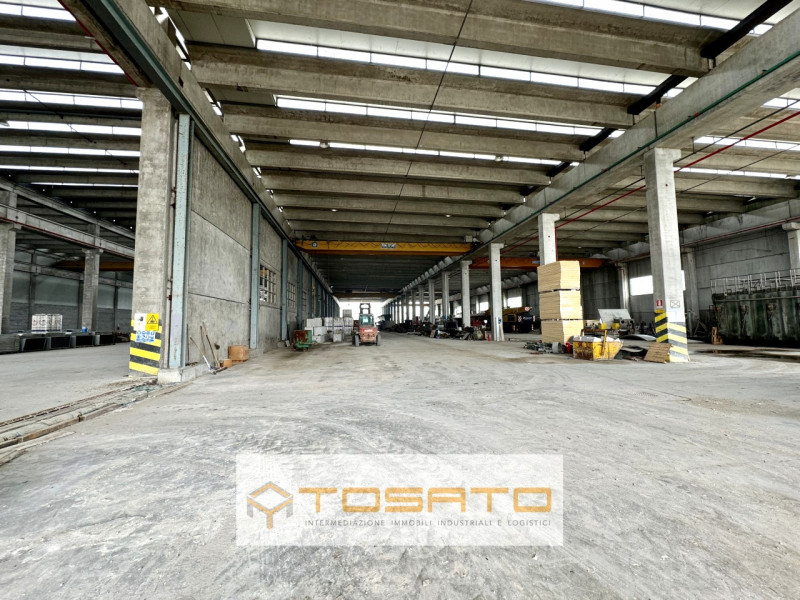 PADOVA NORD - Edificato su lotto semi-indipendente, capannone di 5.300mq, altezza 12,00m, servito...