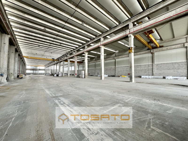 PADOVA NORD - Edificato su lotto semi-indipendente, capannone di 5.300mq, altezza 12,00m, servito...